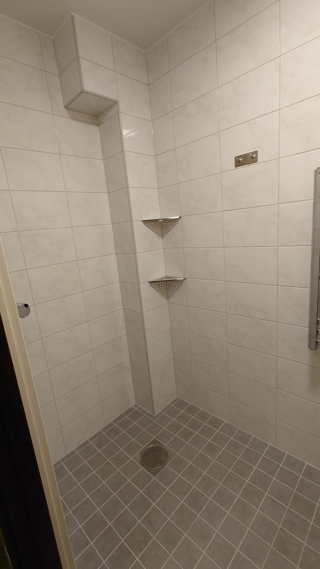 Dusch med hörnhyllor