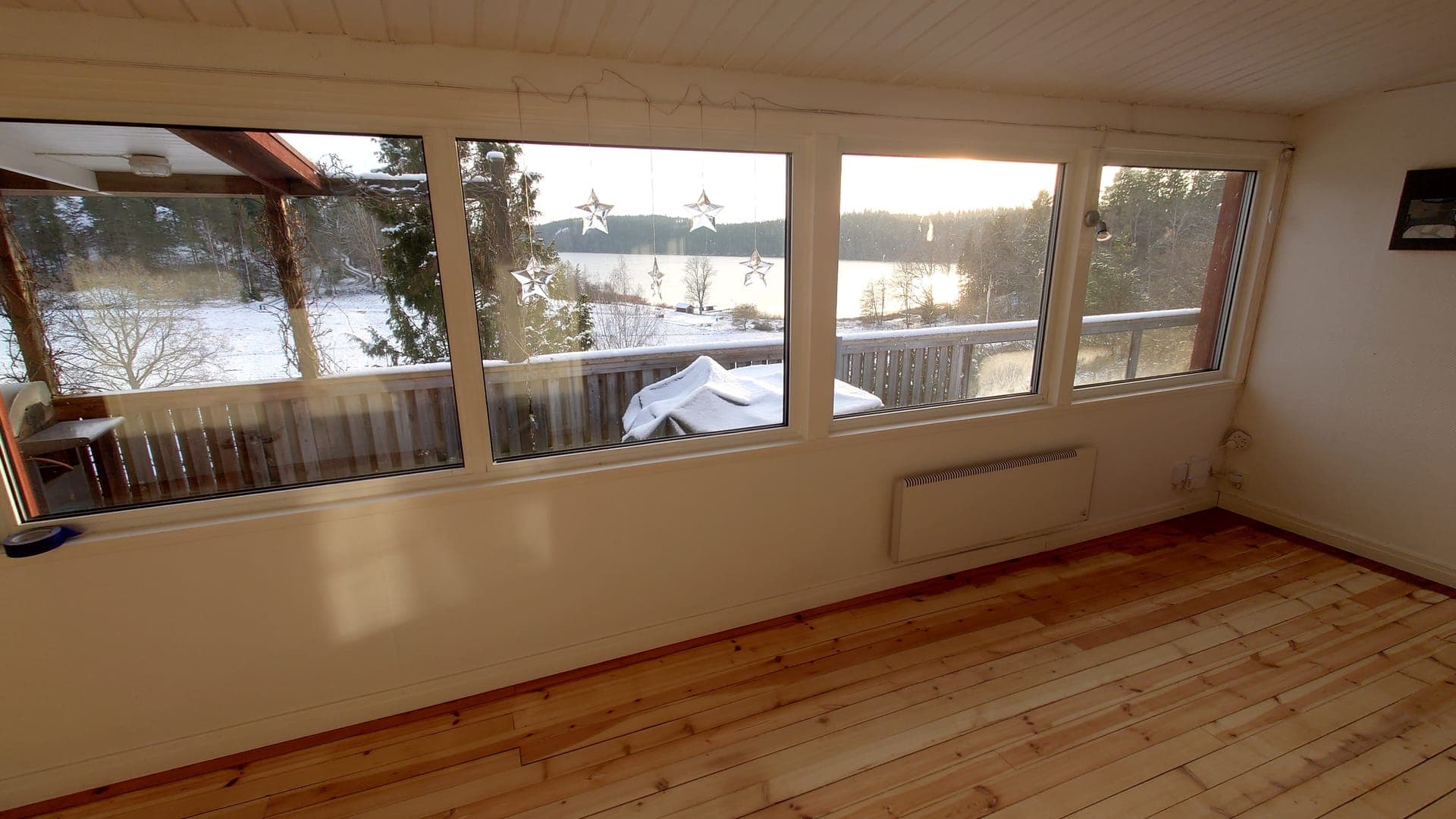 Trägolv med sjöutsikt