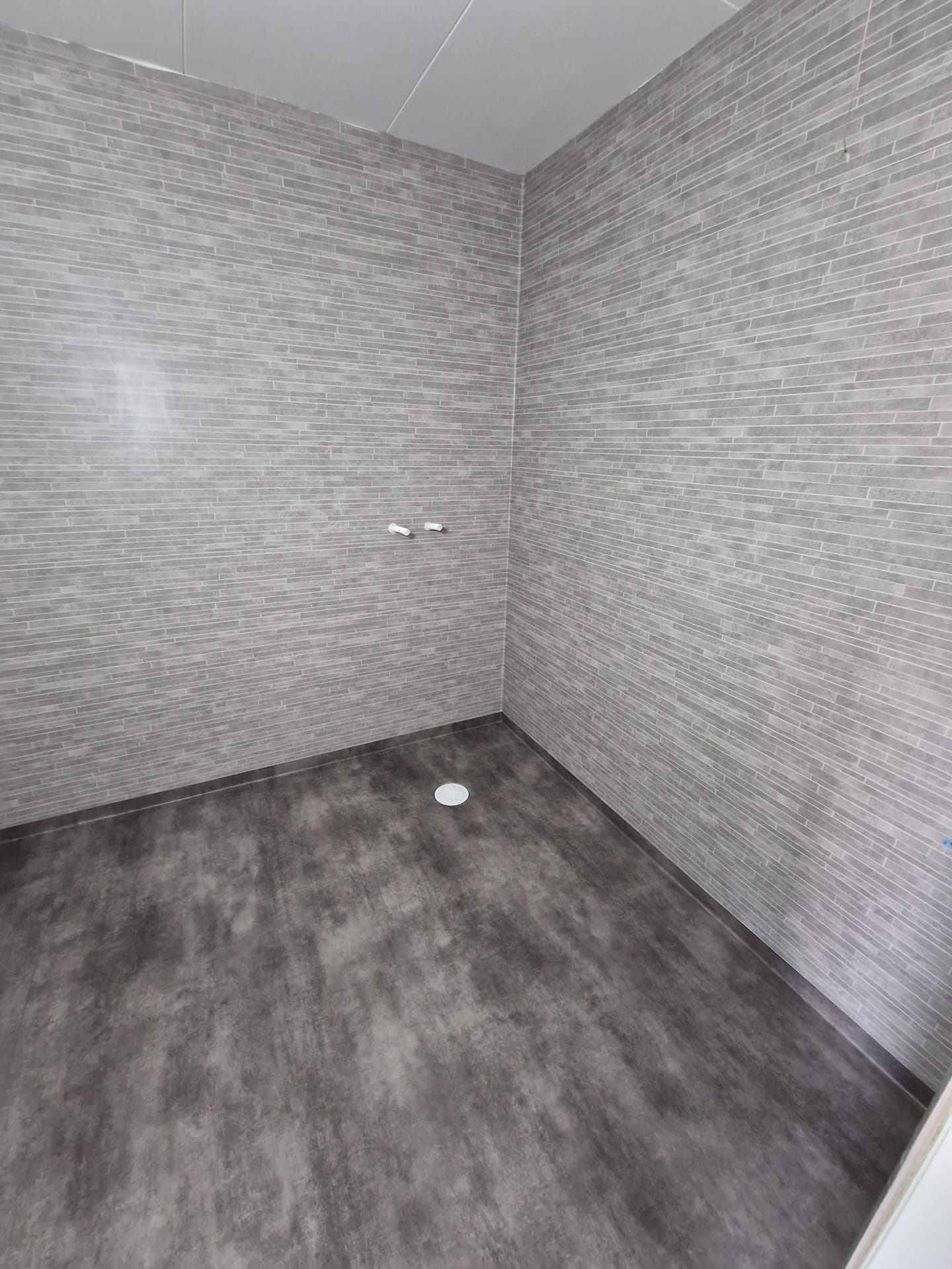 Grått badrum med texturerade väggar